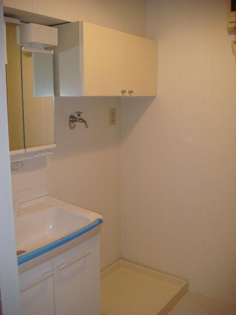 Wash basin, toilet. Wash