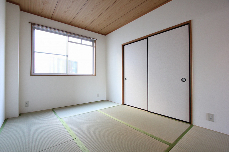 Living and room. Do unwind in the Japanese-style room. 