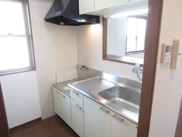 Kitchen. It is a popular counter kitchen. Two-burner gas stove can be installed