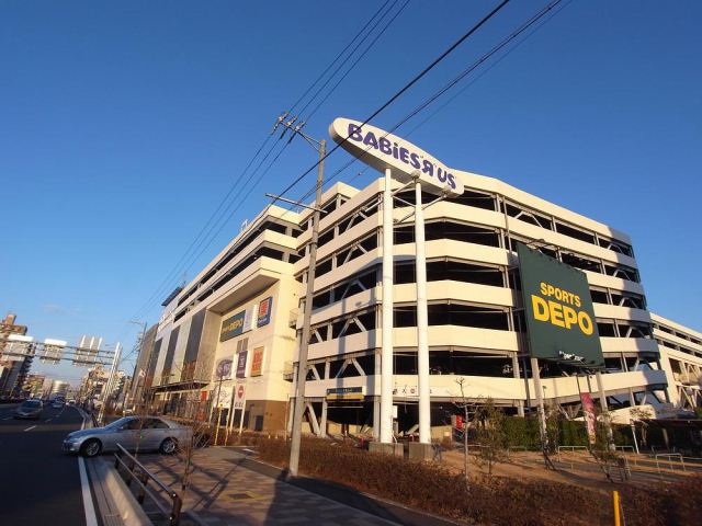 Shopping centre. Yoshidzuya until the (shopping center) 1100m