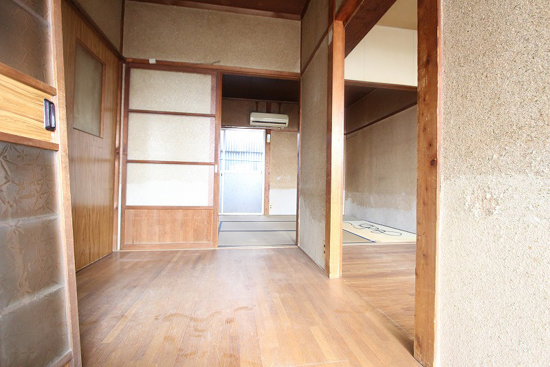 Other room space. Various transformation outside the front door is also widely devised. 