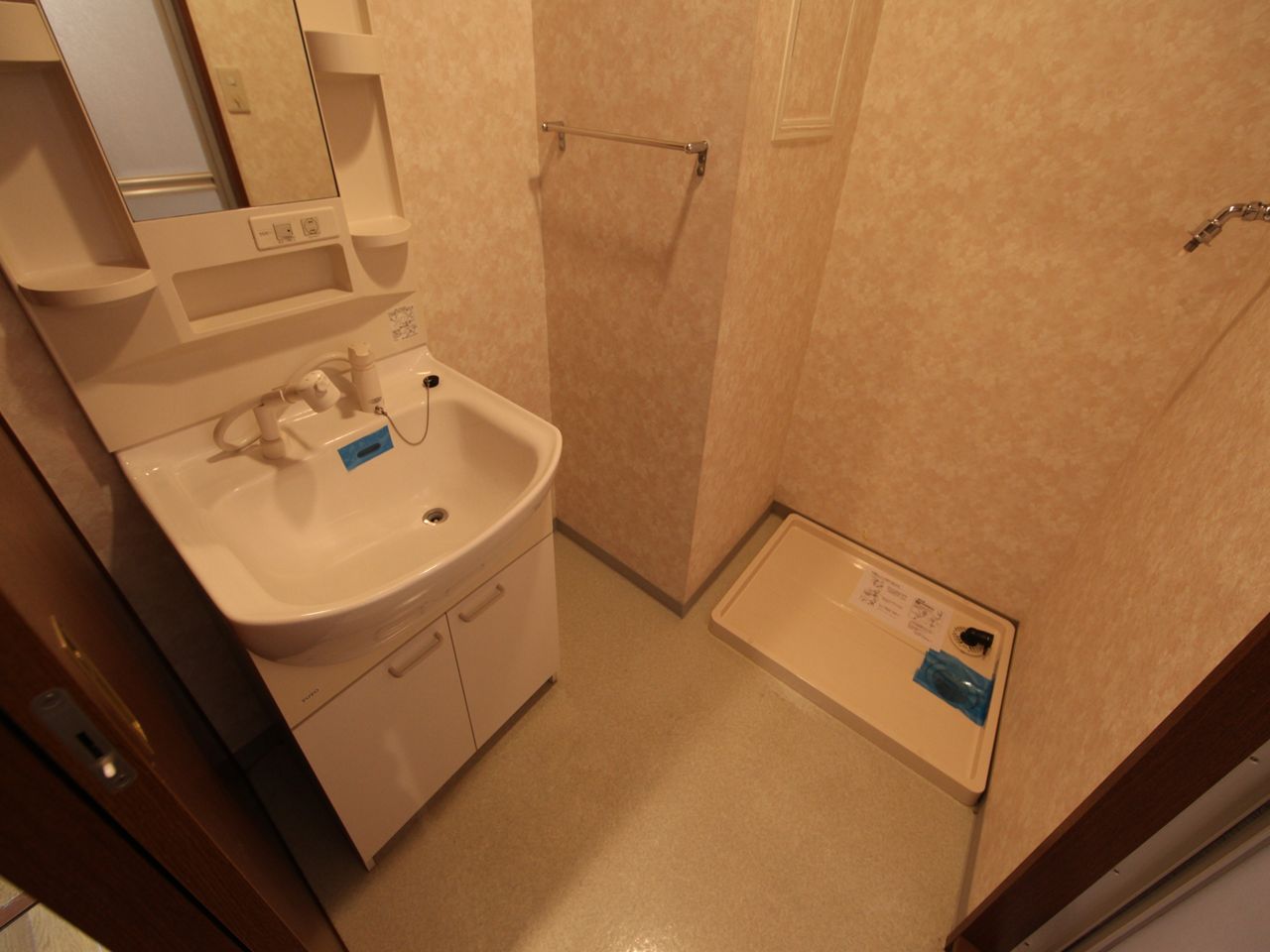 Washroom. Dressing room Independent wash basin can be prepared (shampoo dresser) washing machine