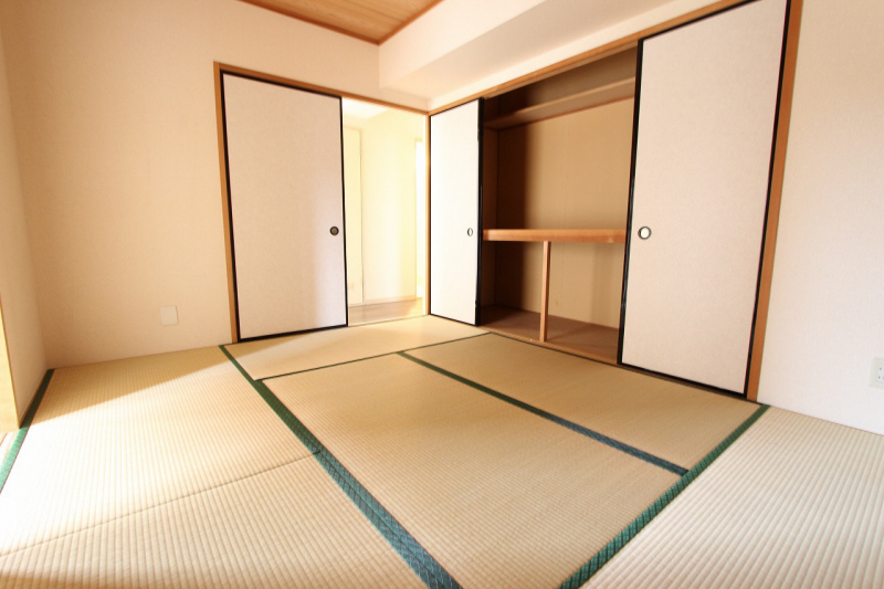 Other room space. Japanese-style room to even larger storage is reserved. 