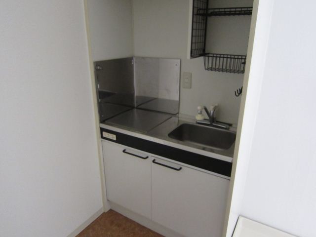 Kitchen. Stove in the kitchen is to bring in tenants