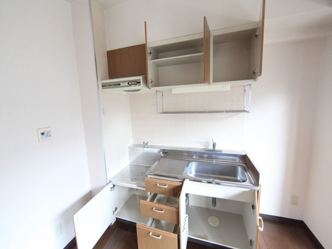 Kitchen. Kitchen (gas two-burner stove installation Allowed) storage space enhancement