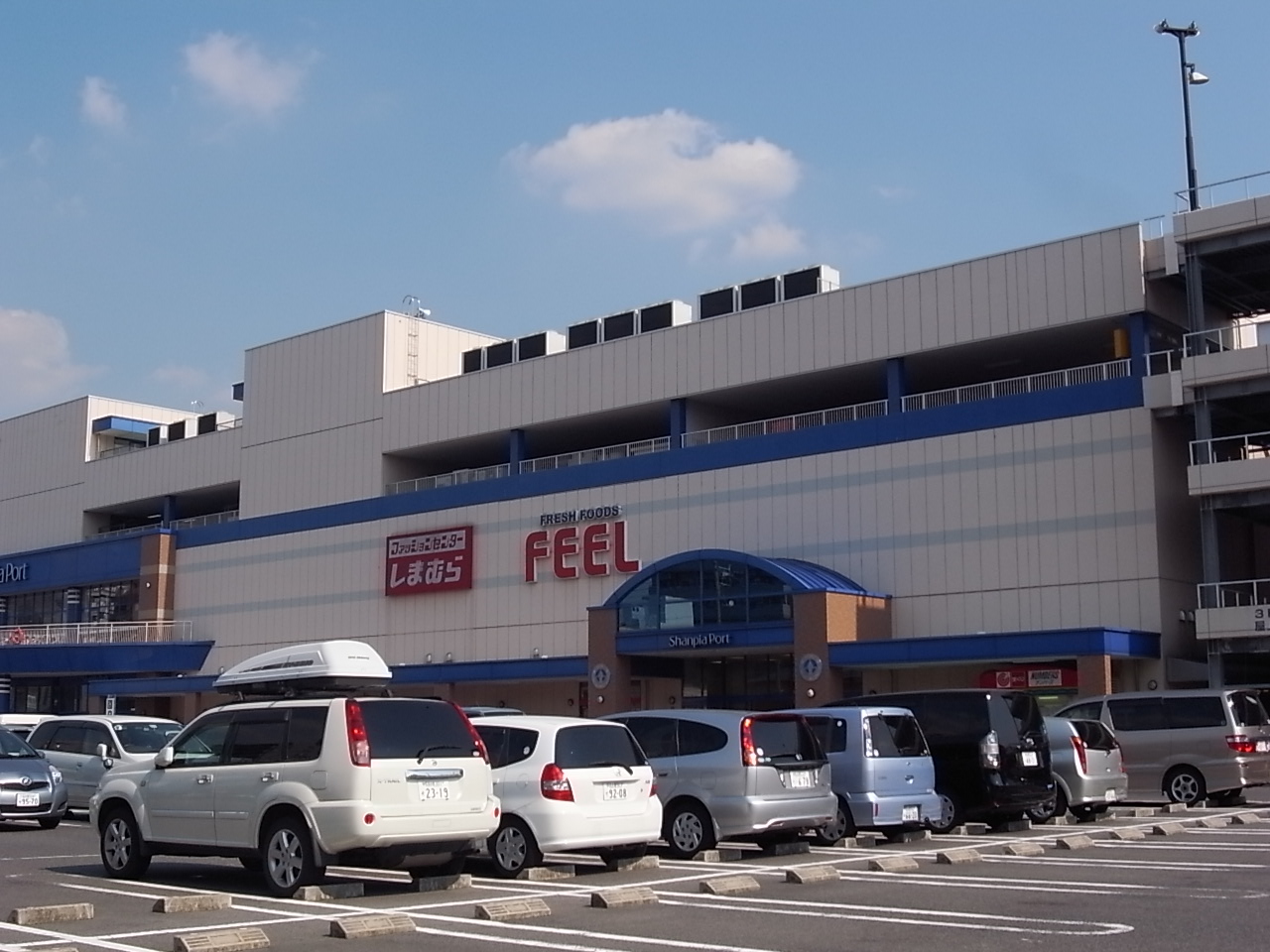 Shopping centre. Shan peer port (Uniqlo ・ Aiden ・ 800m up to 100 yen Daiso store Available (shopping center)