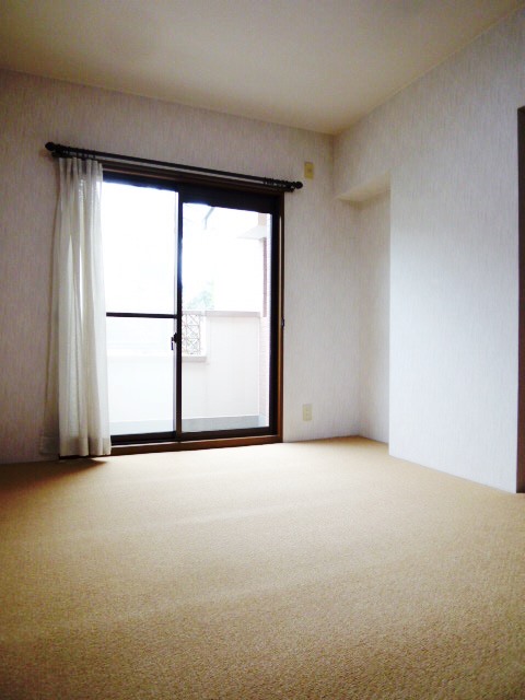 Other room space. Western-style (south-facing)