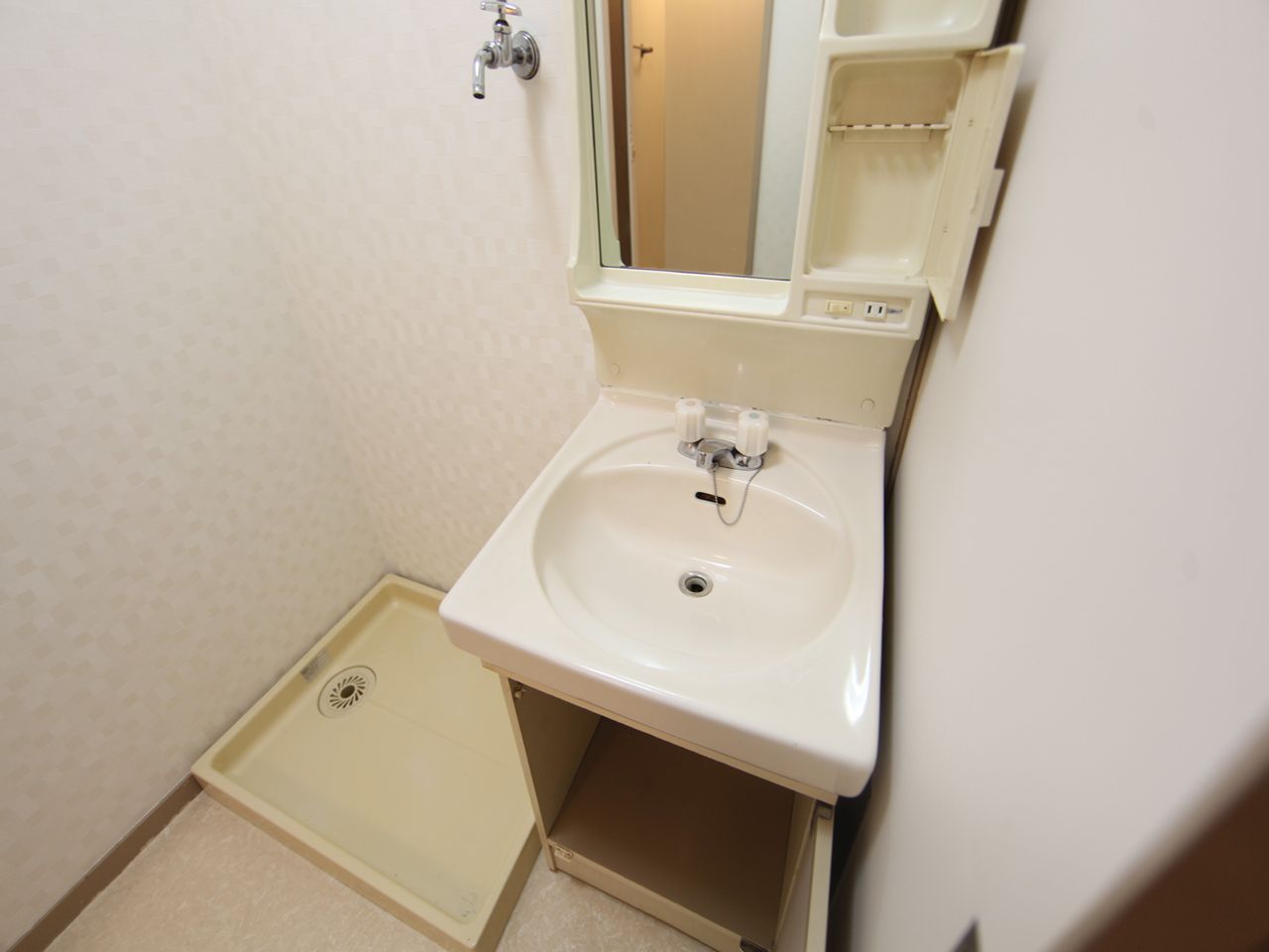 Washroom. Dressing room Storage rooms independent washbasin with in-room washing machine