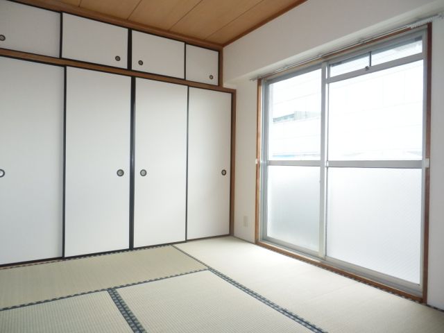 Living and room. It is relaxing Japanese-style room. 