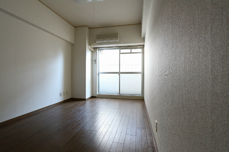 Living and room. 6 tatami of Western-style. 