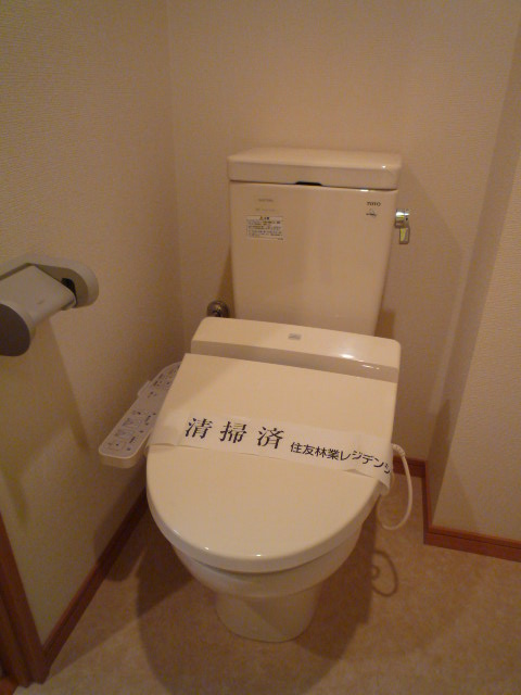 Toilet. The image is a separate room in the same property. It will honor the current state.