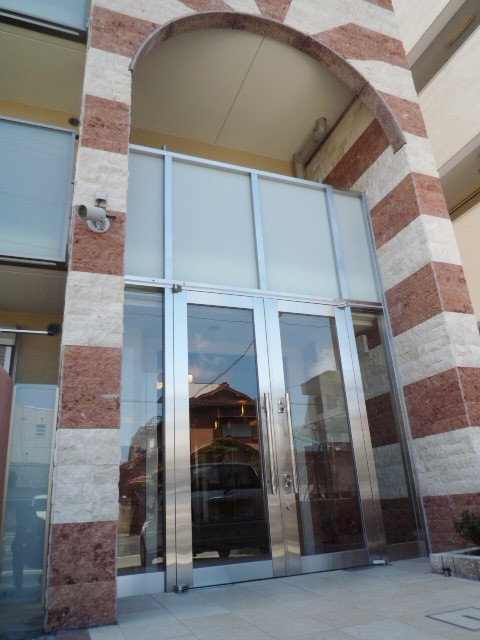 lobby. Wide frontage and stylish entrance