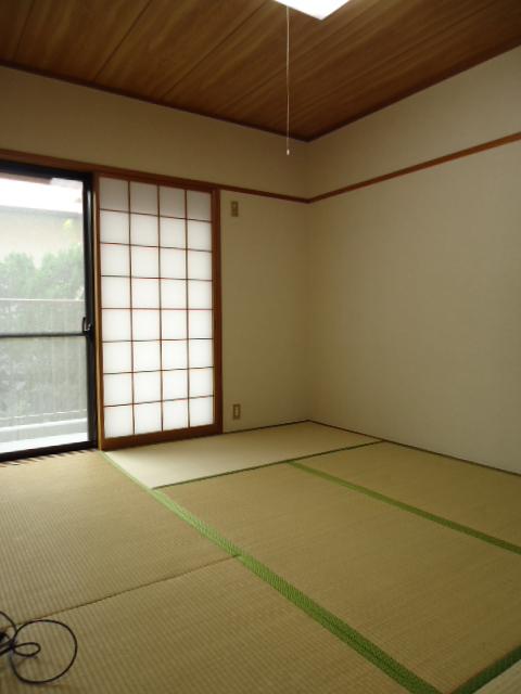 Non-living room. Japanese-style room to enter the bright sunshine.