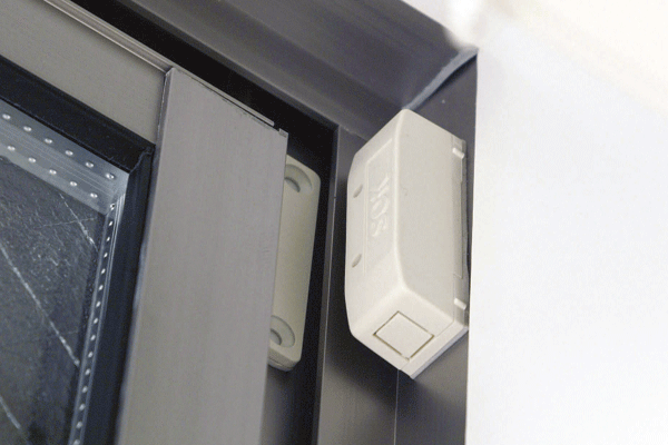 Security.  [Security magnet sensor] Opening facing the front door and open the corridor (2F is all houses opening ・ The glass block is excluded) has been installed security magnet sensor to inform such as abnormal by the intrusion from the outside. It is crime prevention measures up a notch leading to the space development that can be peace of mind (same specifications)