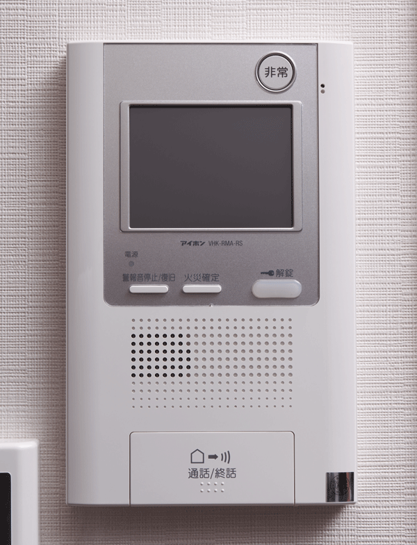 Security.  [Hands-free camera TV monitor interphone] 1F windbreak room (video ・ Introducing the intercom that can check the visitors with audio) at two points of the front of the entrance of each dwelling unit (voice). From windbreak room, Because you can check the appearance in the color TV monitor, You can shut out a suspicious person. Dwelling unit of the intercom can be supported by simply pressing the call button in a hands-free type (same specifications)