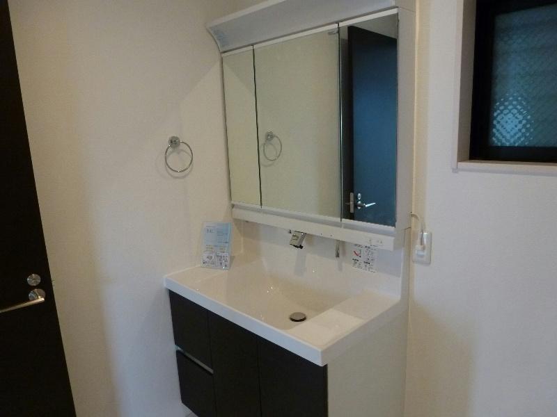 Wash basin, toilet. 12 / 10 local shooting