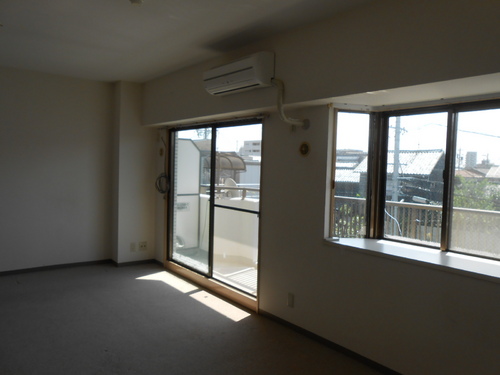 Living and room. Living dining with daylight plenty of bay window