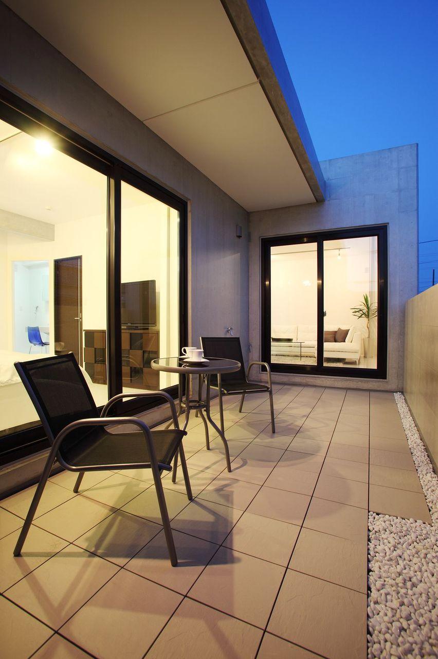 Spacious wide balcony that you can enter and exit from the two Western-style