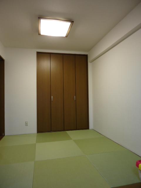 Non-living room. Japanese-style room and closet.