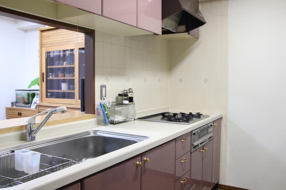 Kitchen. Wide sink in a three-burner stove. Hakadori daily cuisine.