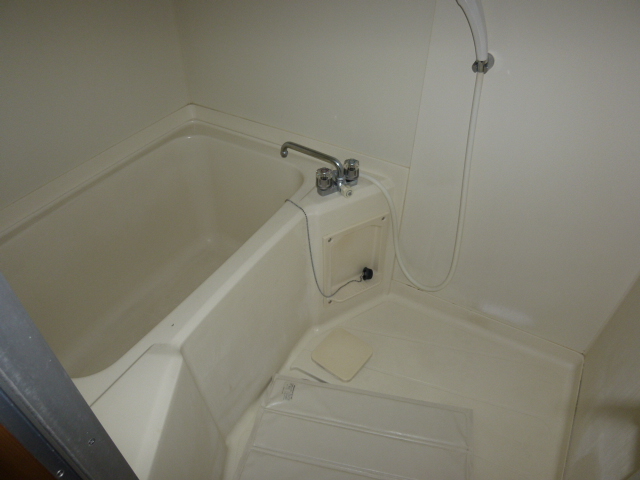 Bath. The image is a separate room in the same property. It will honor the current state.