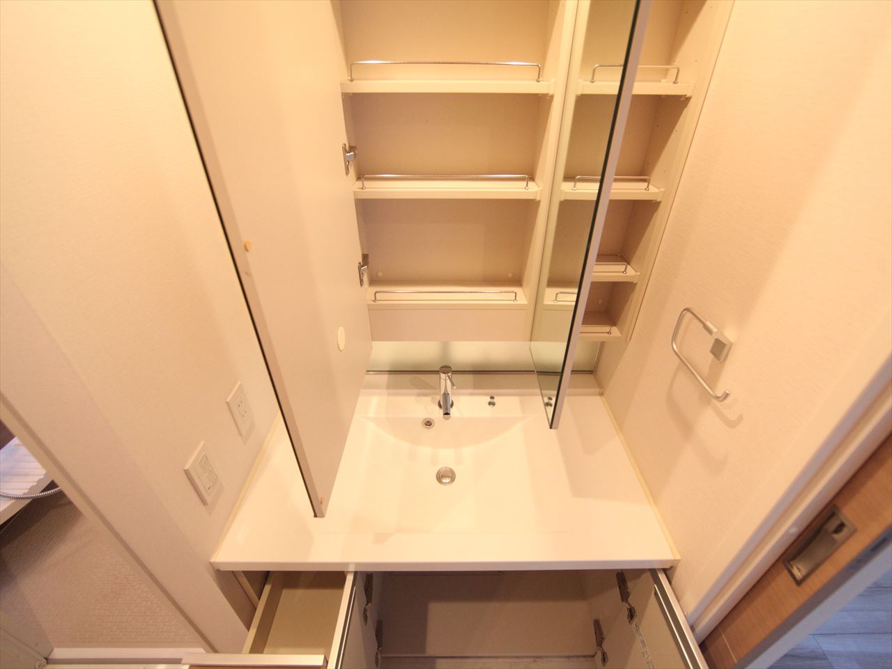 Washroom. Dressing room Independent washbasin Indoor Laundry Storage