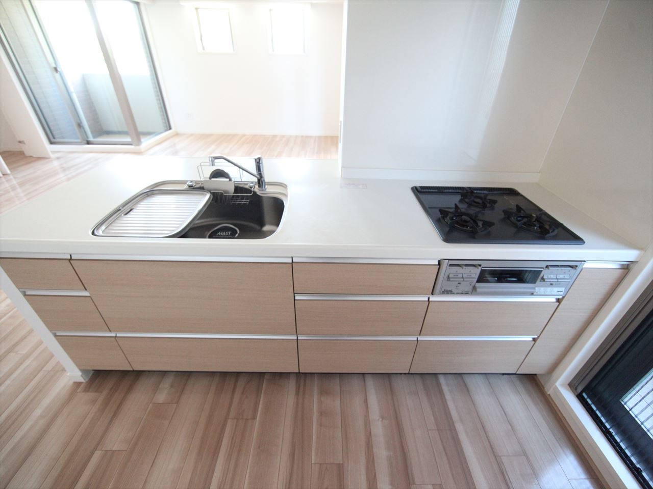 Kitchen. System kitchen (gas 3-burner stove ・ With grill)