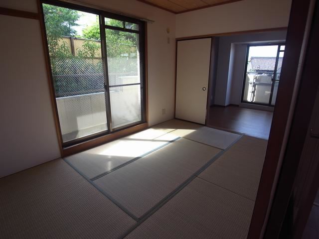 Living and room. Also it comes with a veranda on the Japanese-style room.