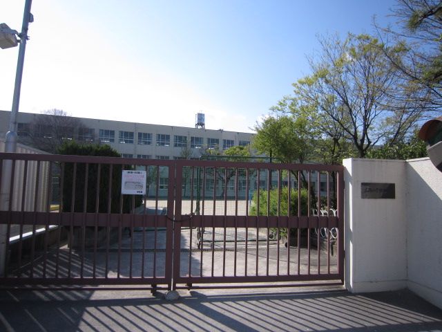 Primary school. Municipal Hiroji up to elementary school (elementary school) 670m