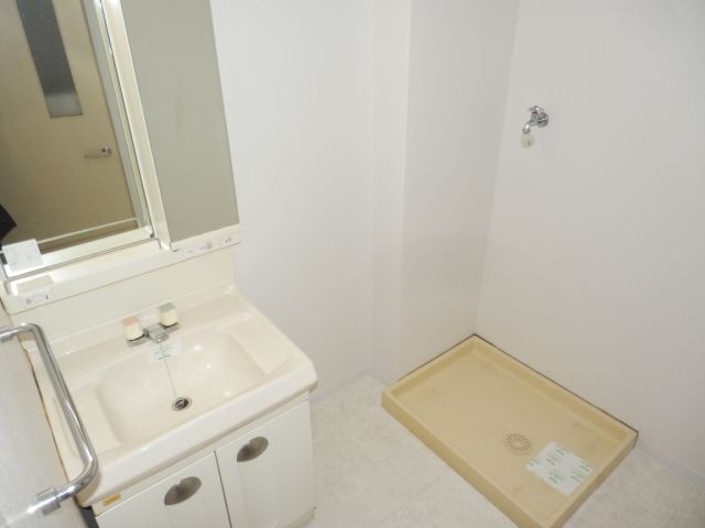 Washroom. In the dressing room has an independent washbasin washing bread. 