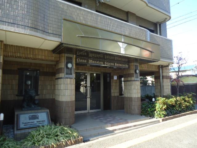 Entrance. The floor of the entrance hall ・ The wall is stuck tile.