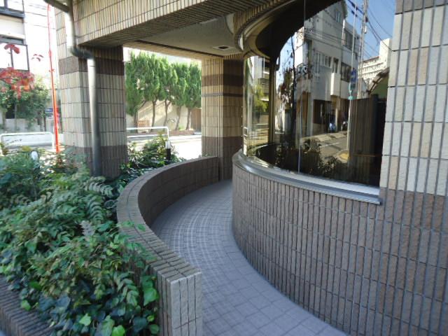 Other common areas. Consideration of the flow line, such as strollers and wheelchairs, Set up a gentle slope.