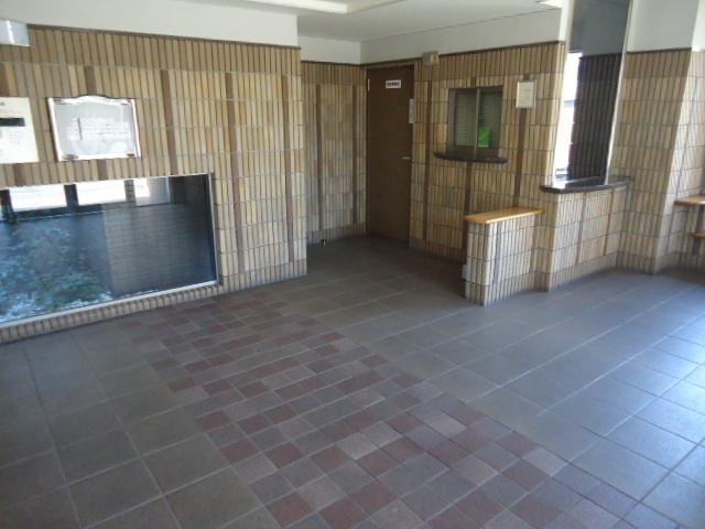 Other common areas. R type of lobby has become a place of gathering providing a bench or cabinet.