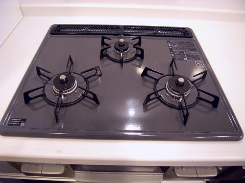 Kitchen. 3-burner stove