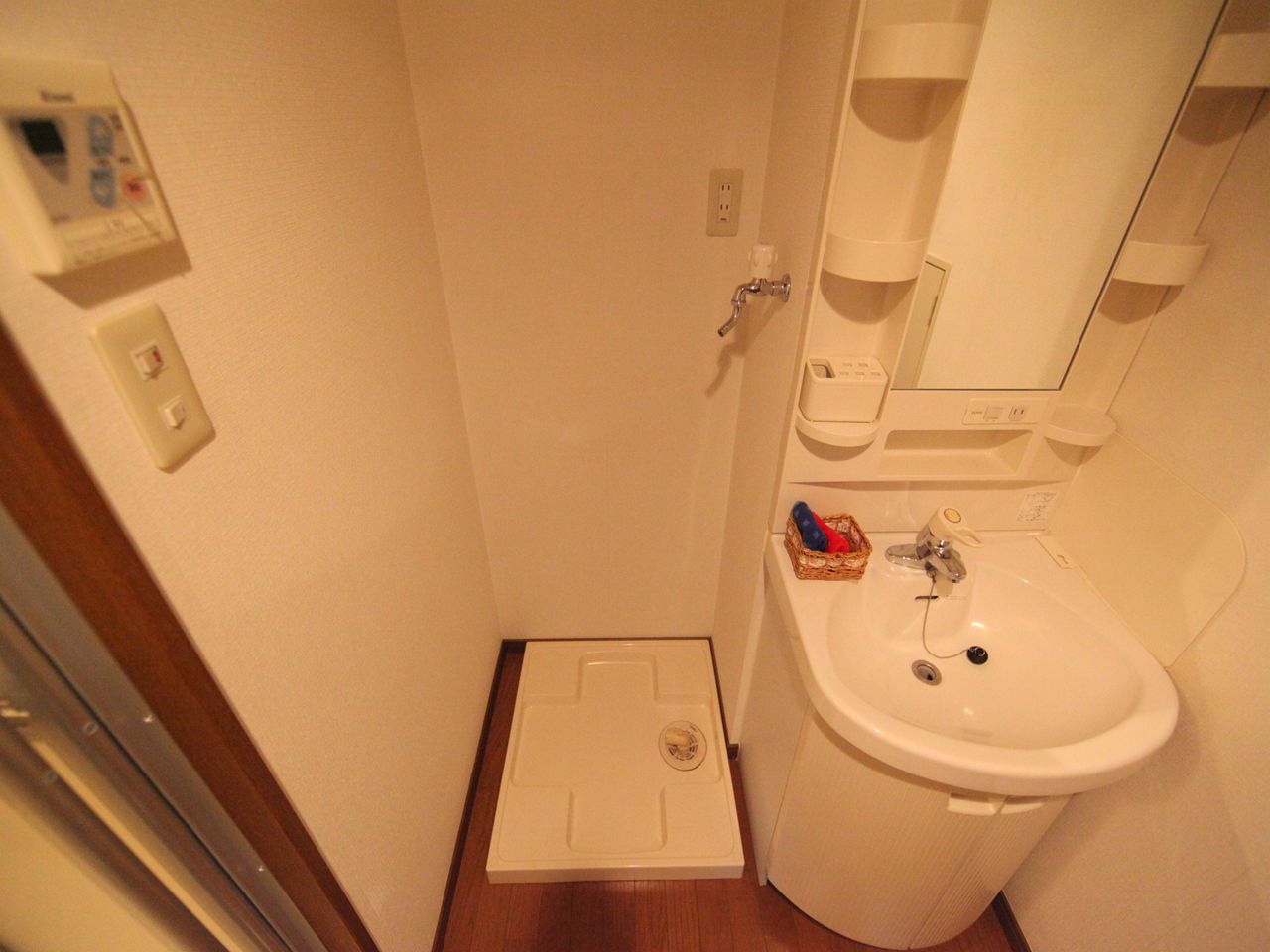 Washroom. Dressing room Independent washbasin You can washing machine available