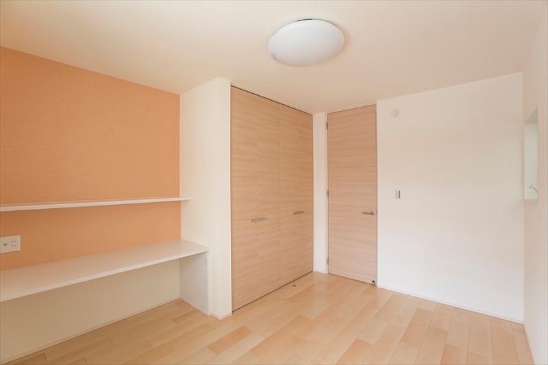 Non-living room. I put to make a counter that can be used as a building A Western-style desk in the living room. You can use the multi-purpose. 