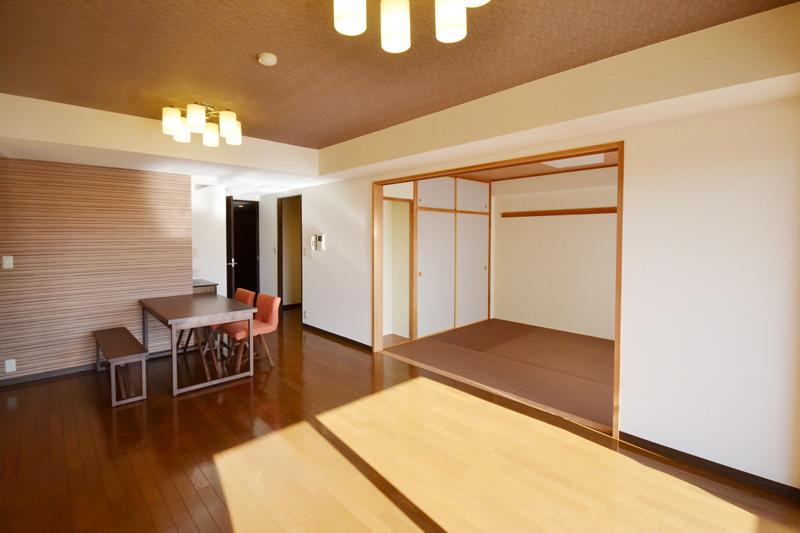 Living. Full-fledged Japanese-style room in the living room next door
