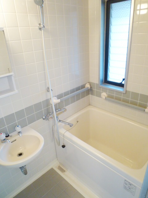 Bath. Yes window ☆  Spread of bathroom