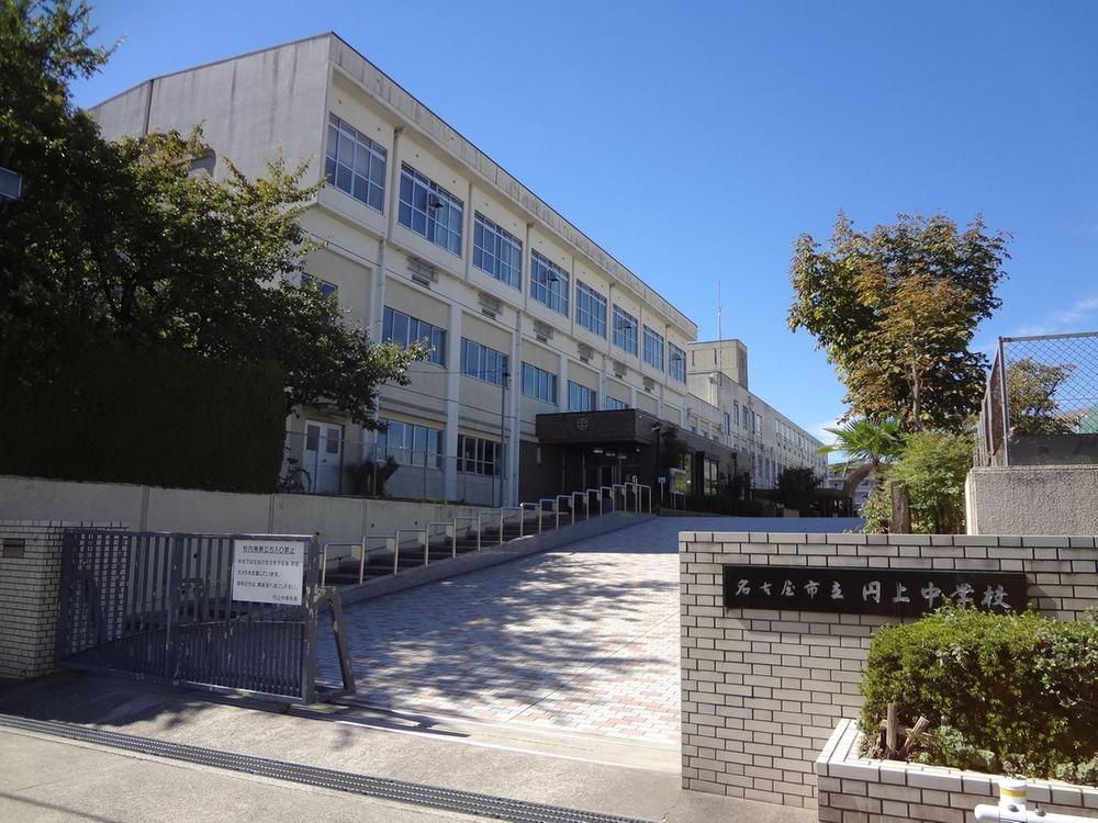 Junior high school. 350m up on the Nagoya Municipal yen junior high school