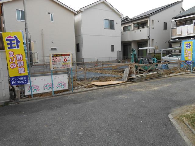 Local photos, including front road. Vacant lot time 2013 October 6, shooting