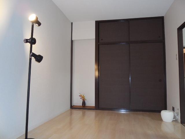 Non-living room.  ■ Certain-to-ceiling high-capacity storage ☆ (Western-style)