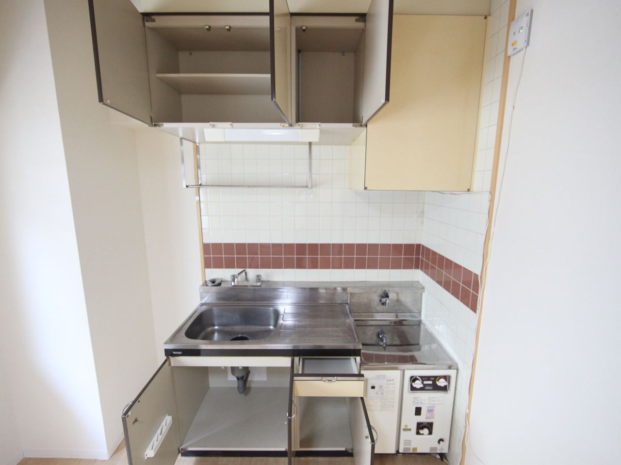 Kitchen. Kitchen (two-burner gas stove installation Allowed)