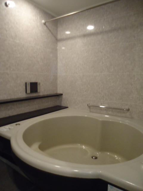 Bathroom. What a 1726 size. Elegant circular bathtub where you can also enjoy your sitz bath.