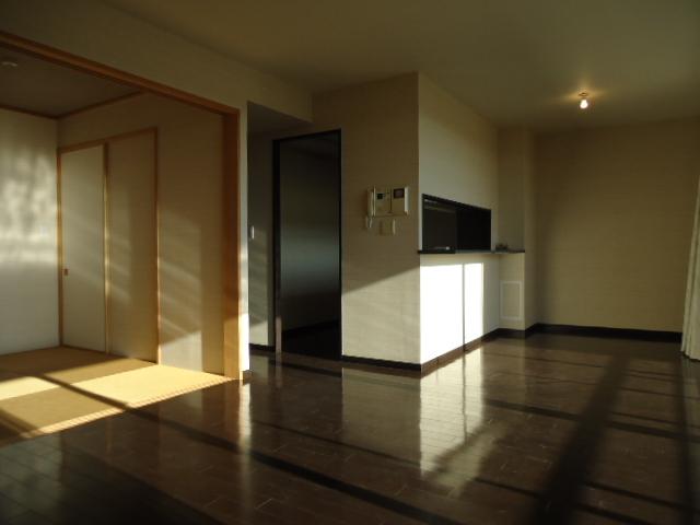 Living. Living & amp; amp; Japanese-style room.