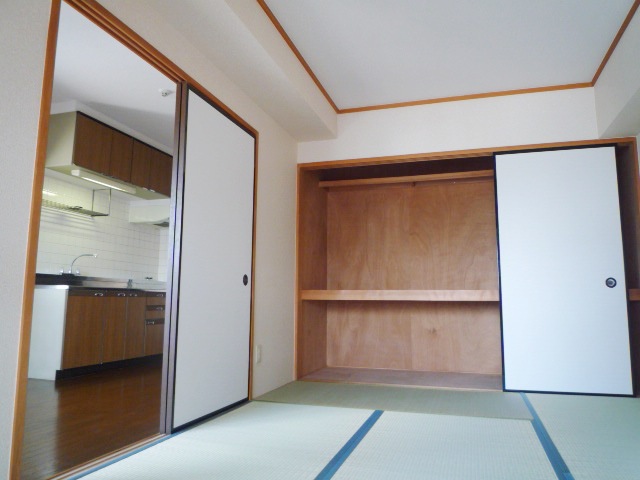 Living and room. Japanese-style room Storage lot