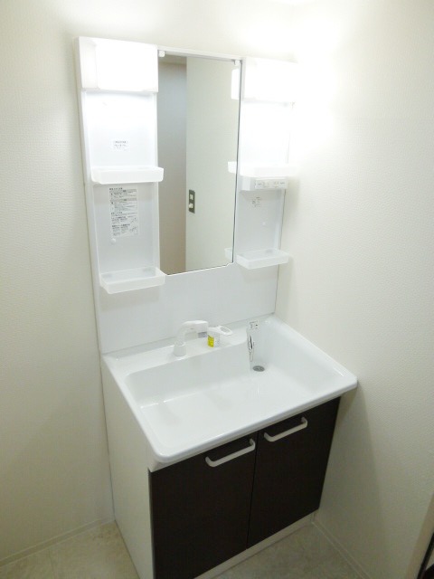 Washroom. Independent wash basin (with shampoo dresser)