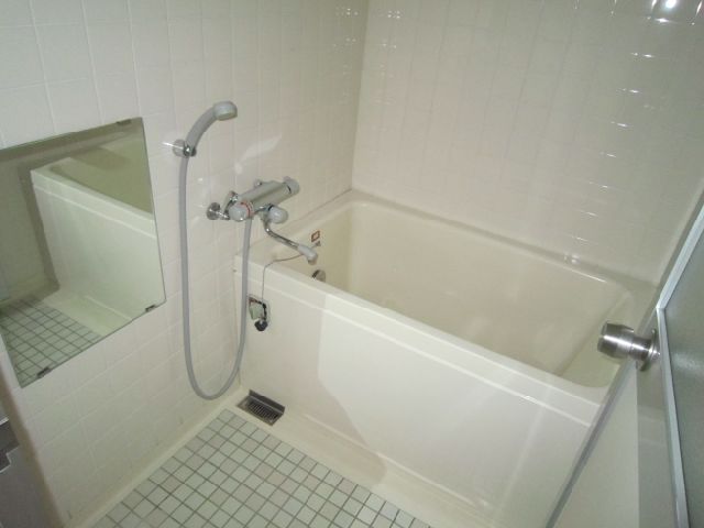 Bath. It comes with air conditioning. But not in the equipment
