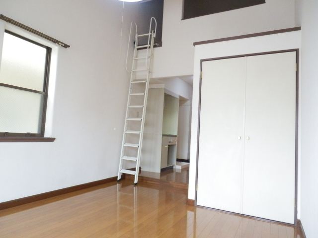Living and room. It is a Western-style room with a loft