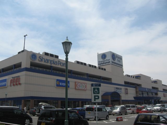 Shopping centre. 900m until Shan peer port (shopping center)