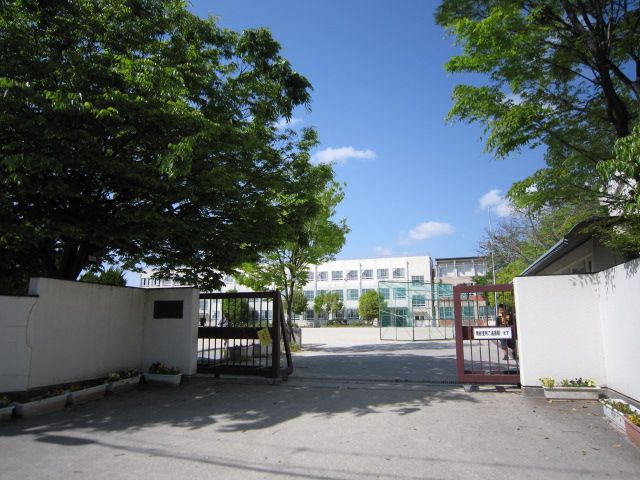 Primary school. 760m up to municipal Kawahara elementary school (elementary school)